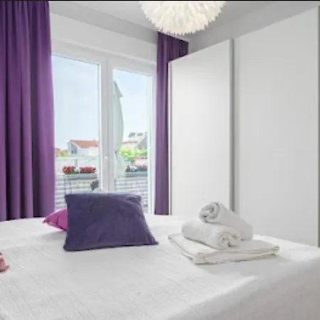 Modern, 2 Bedroom Near Beach! *