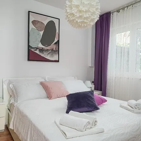 Modern, 2 Bedroom Near Beach!