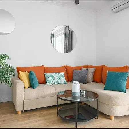 Modern, 2 Bedroom Near Beach! *