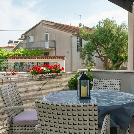 Apartment Modern, 2 Bedroom Near Beach! *