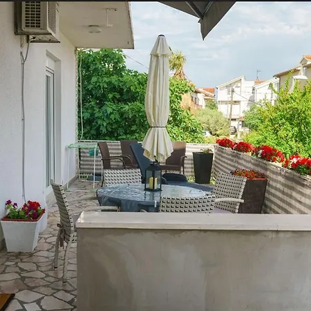 Modern, 2 Bedroom Near Beach! *
