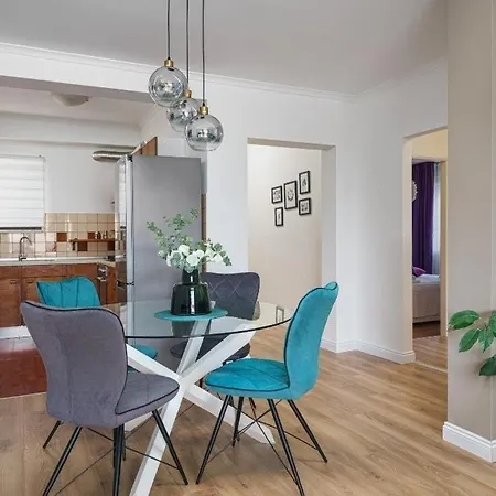 Modern, 2 Bedroom Near Beach! Apartment *
