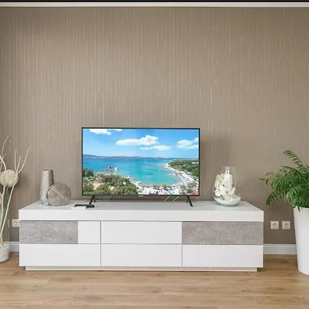 Modern, 2 Bedroom Near Beach!